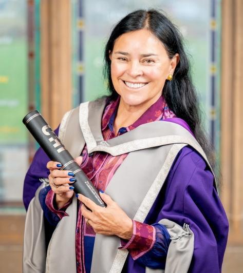 Diana Gabaldon holding her UHI honorary doctorate scroll 