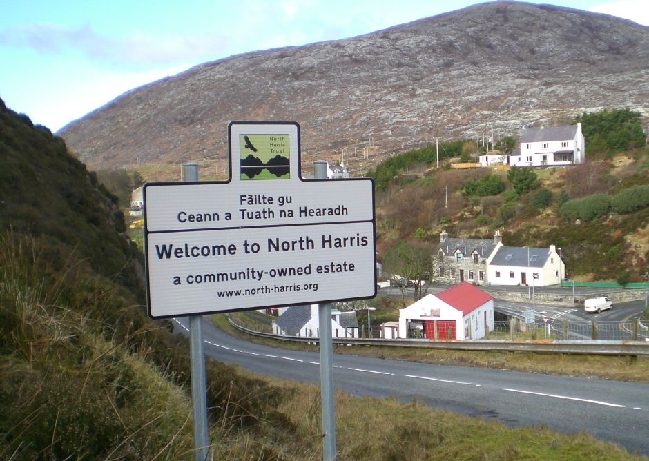 Roadsign at Tarbert - Welcome to North Harris | Fàilte gu Ceann a Tuath na Hearadh