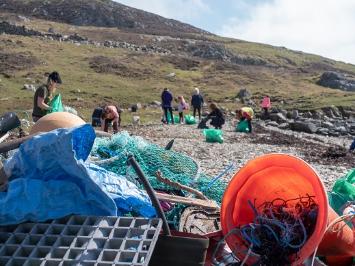 Students and staff taking part in the Da Voar Redd Up Beach Clean